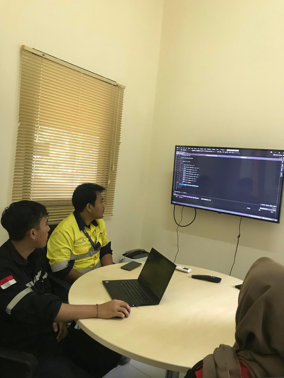 Analisis rinci mengenai pengembangan sistem, termasuk pengumpulan persyaratan, evaluasi desain sistem, dan penilaian kinerja untuk mendukung pengambilan keputusan yang terinformasi.