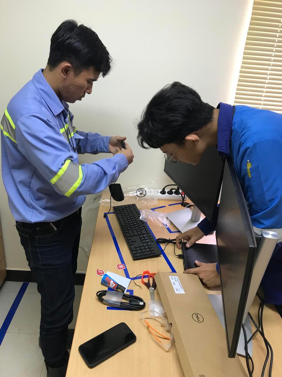 Melakukan instalasi komputer untuk pengguna akhir, termasuk pengaturan perangkat keras, konfigurasi perangkat lunak, dan memastikan kesiapan sistem untuk penggunaan operasional.