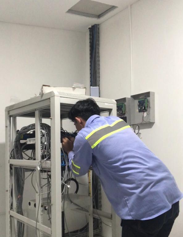 Menginstal dan memelihara server kantor untuk memastikan operasi jaringan yang andal, mengoptimalkan kinerja server, dan mendukung aplikasi bisnis yang kritis.